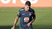 Roberto Firmino mengolah si kulit bundar dalam sesi latihan di Belo Horizonte. (Foto: Washington Alves/Reuters)