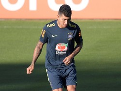 Roberto Firmino mengolah si kulit bundar dalam sesi latihan di Belo Horizonte. (Foto: Washington Alves/Reuters)