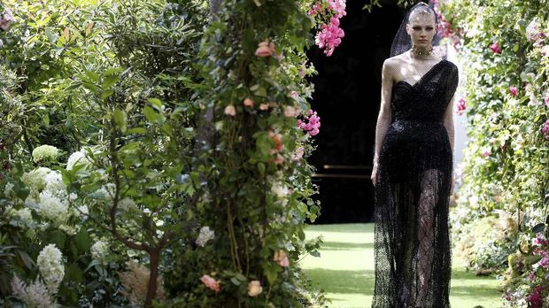Paradoks Feminitas dalam Sehelai Kain ala Dior