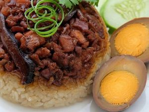 Pagi Ini Enaknya Sarapan Nasi Tim Ayam yang Lembut Gurih