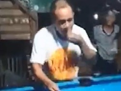 Agar Pelanggan Tak Pergi, Bartender Ini Rela Makan Laron Terbang di Kafenya