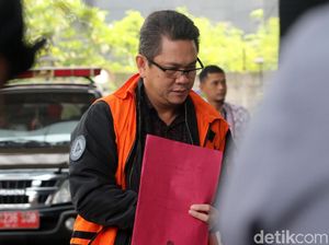 Eks Kepala Kantor Imigrasi Mataram Duduk di Kursi Pesakitan di Kasus Suap Eks Kepala Kantor Imigrasi Mataram Duduk di Kursi Pesakitan di Kasus Suap