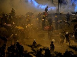 Bubarkan Demonstran, Polisi Hong Kong Tembakkan Gas Air Mata