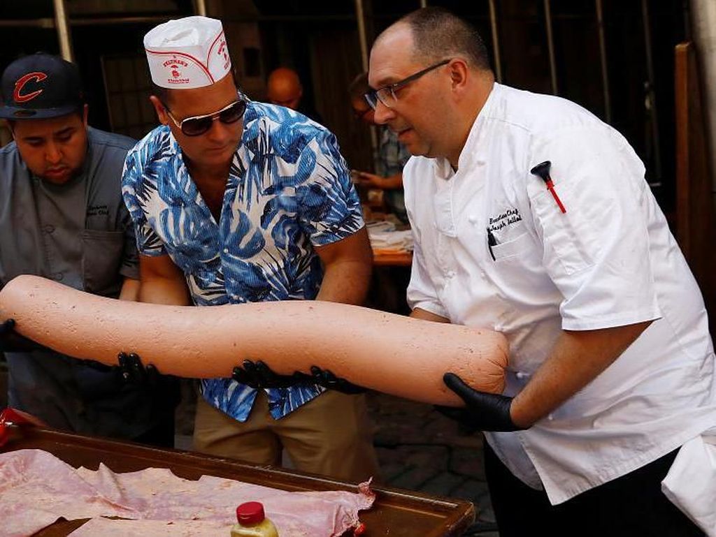 Wow! Hot Dog Jumbo Seberat 30 Kilo gram Ini Coba Pecahkan Rekor Dunia