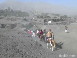Badai Pasir di Kawasan Gunung Bromo Dianggap Membawa Berkah
