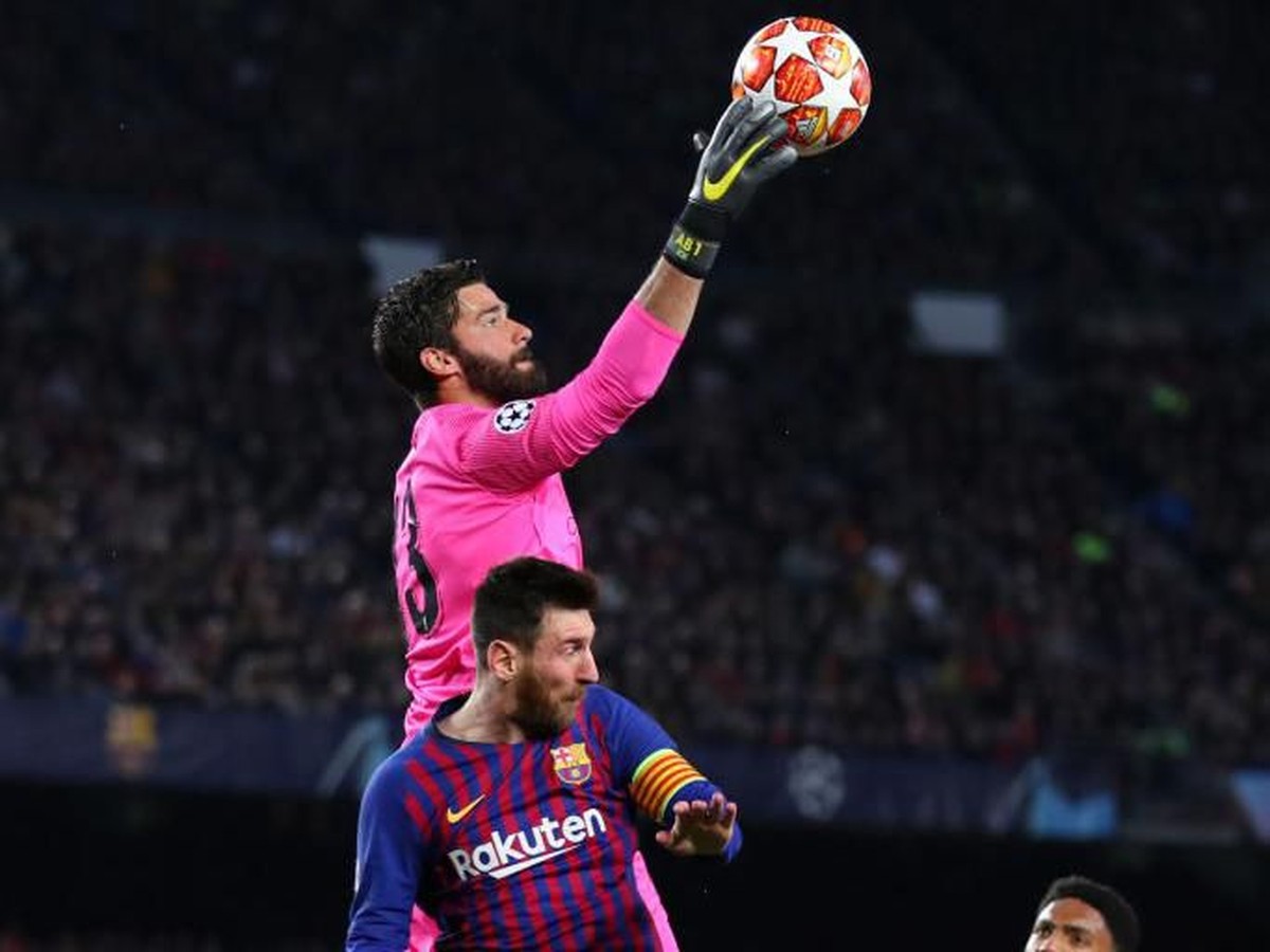 Lionel Messi saat berhadapan dengan Alisson Becker pada Barcelona vs Liverpool di Liga Champions 2018/2019. (Foto: Catherine Ivill/Getty Images)