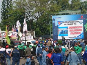 Tolak PHK, Buruh Geruduk Pabrik Krakatau Steel Tolak PHK, Buruh Geruduk Pabrik Krakatau Steel