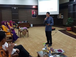 Hadiri Rakernas WPMI, Sandiaga Diserbu Emak-emak yang Minta Selfie