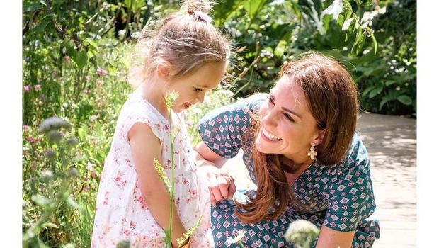 Kate Middleton bersama anak sekolah di taman rancangannya/