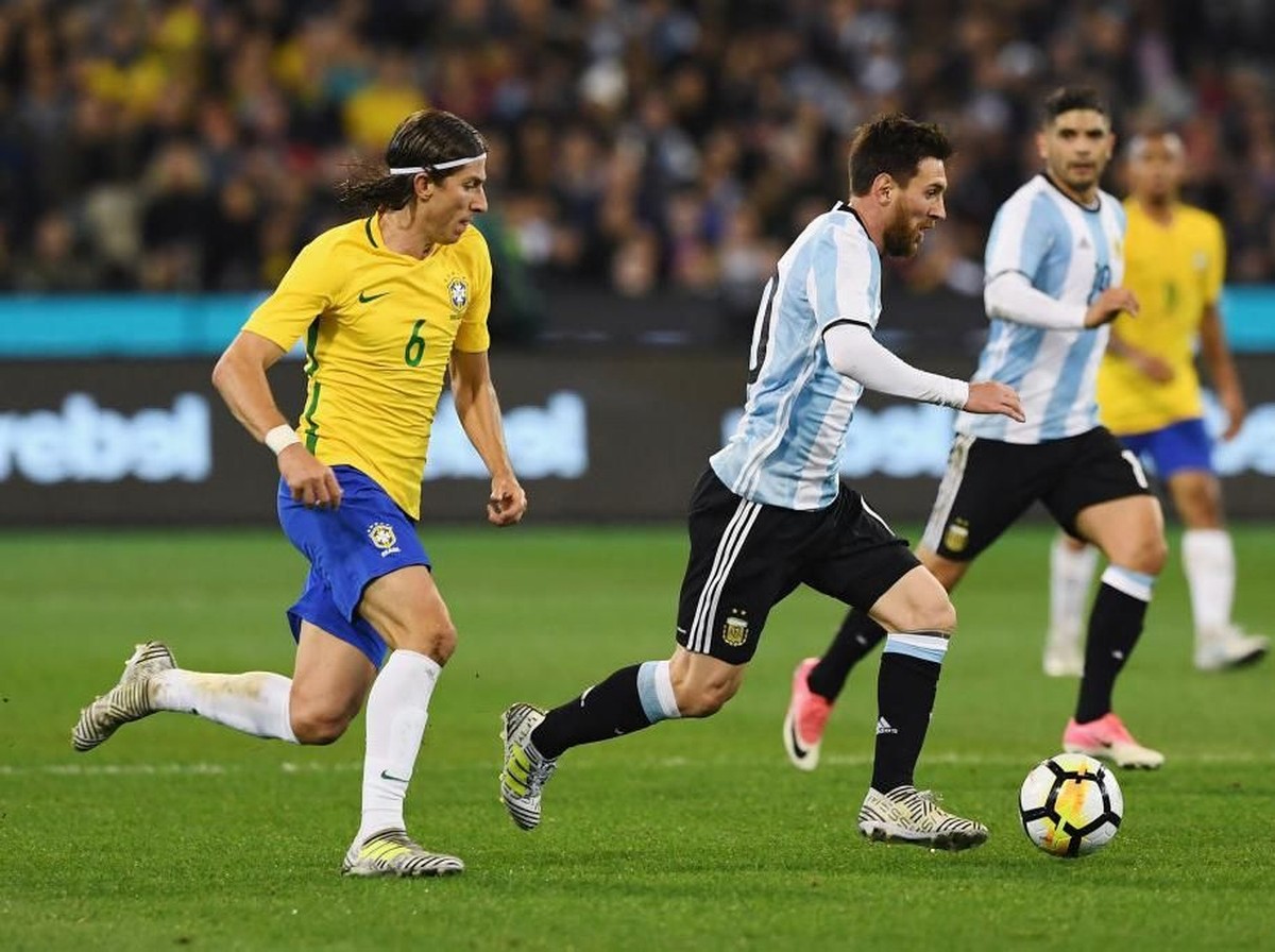 Lionel Messi dikejar Filipe Luis saat Brasil melawan Argentina. (Foto: Michael Dodge/Getty Images  for ICC)
