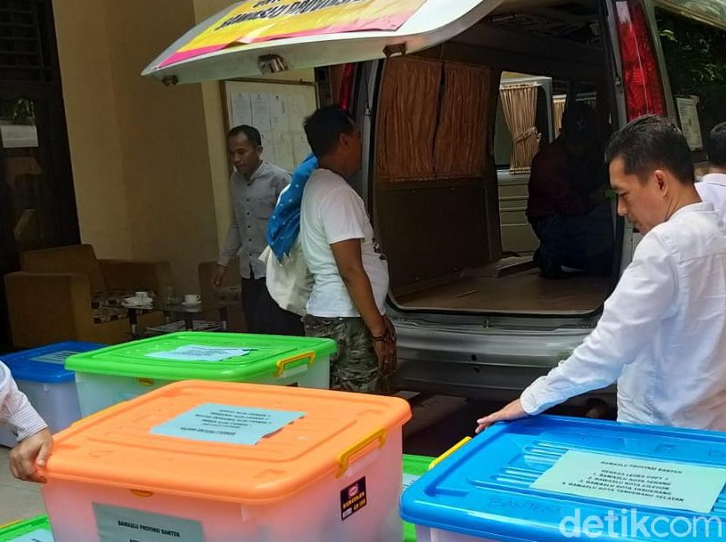 9 Gugatan di MK Terdaftar dari Banten, Bawaslu Kirim 13 Boks Barang Bukti 9 Gugatan di MK Terdaftar dari Banten, Bawaslu Kirim 13 Boks Barang Bukti