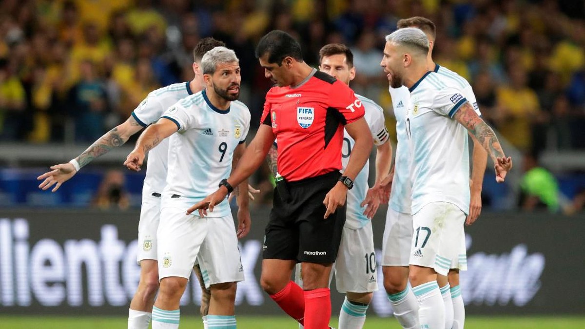 Argentina kecewa dengan keputusan-keputusan wasit saat duel melawan Brasil. (Foto: Henry Romero/Reuters)
