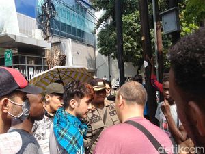 Satpol PP Datangi Pencari Suaka yang Bermukim di Trotoar Kebon Sirih