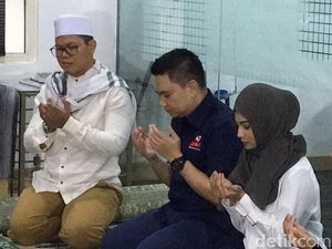 Vanessa Angel Berkerudung di Syukuran dengan Anak Yatim Vanessa Angel Berkerudung di Syukuran dengan Anak Yatim