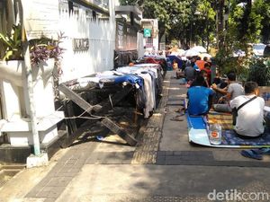 Pencari Suaka di Kalideres Pindah ke Trotoar Kebon Sirih Jakpus Pencari Suaka di Kalideres Pindah ke Trotoar Kebon Sirih Jakpus