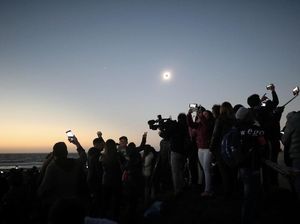 Ramai-ramai Nonton Bareng Gerhana Matahari
