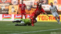 Persija yang mengincar kemenangan perdana langsung tampil menekan. 