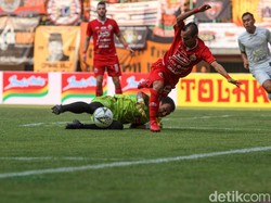 Persija yang mengincar kemenangan perdana langsung tampil menekan. 