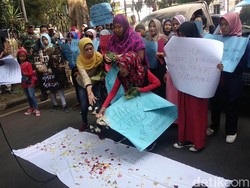 Protes PPDB, Puluhan Orang Tua Siswa Tabur Bunga di Balkot Bandung