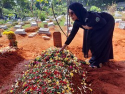 Rita Sugiarto Tiba Sebelum Jenazah Jacky Zimah Dimakamkan