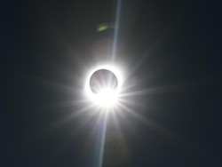 Momen Gerhana Matahari Total Gelapkan Sebagian Bumi