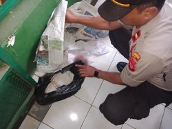 Mayat Bayi Terbungkus Kain Kafan Dibuang di Majelis Taklim Depok