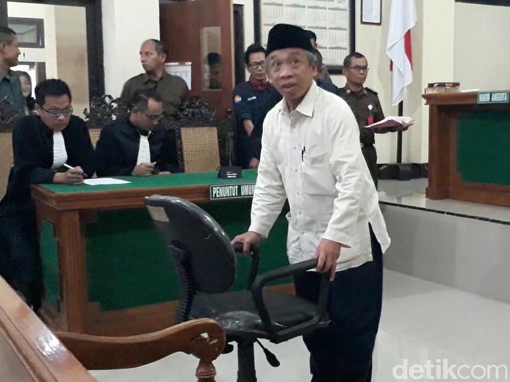 Didakwa Memalsu Dokumen, Pelawak Qomar Terancam Dipenjara 6 Tahun Didakwa Memalsu Dokumen, Pelawak Qomar Terancam Dipenjara 6 Tahun