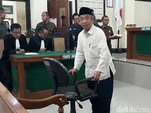 Didakwa Memalsu Dokumen, Pelawak Qomar Terancam Dipenjara 6 Tahun Didakwa Memalsu Dokumen, Pelawak Qomar Terancam Dipenjara 6 Tahun