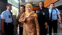 Senyum Khofifah Saat Jadi Saksi di Sidang Jual Beli Jabatan
