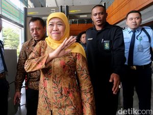 Senyum Khofifah Saat Jadi Saksi di Sidang Jual Beli Jabatan Senyum Khofifah Saat Jadi Saksi di Sidang Jual Beli Jabatan