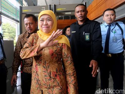 Senyum Khofifah Saat Jadi Saksi di Sidang Jual Beli Jabatan