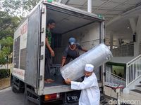 Usai Insiden Anjing, Masjid Al-Munawaroh Pakai Karpet Baru dari Hamba Allah