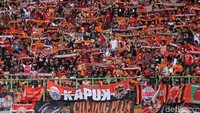The Jakmania terus memberikan dukungan untuk tim kesayangan mereka.