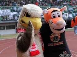 Pemandangan unik terlihat saat jeda pertandingan antara Persija versus PSS Sleman di Stadion Patriot, Bekasi, Rabu (4/7/2019).