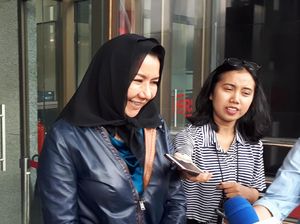 Tangan Diborgol, Eks Bupati Kukar Tebar Senyum Usai Diperiksa KPK Tangan Diborgol, Eks Bupati Kukar Tebar Senyum Usai Diperiksa KPK