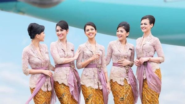Potret Cantik Pramugari Garuda Dalam Balutan Kebaya