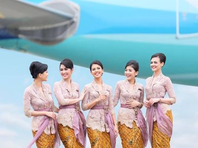 Potret Cantik Pramugari Garuda Dalam Balutan Kebaya