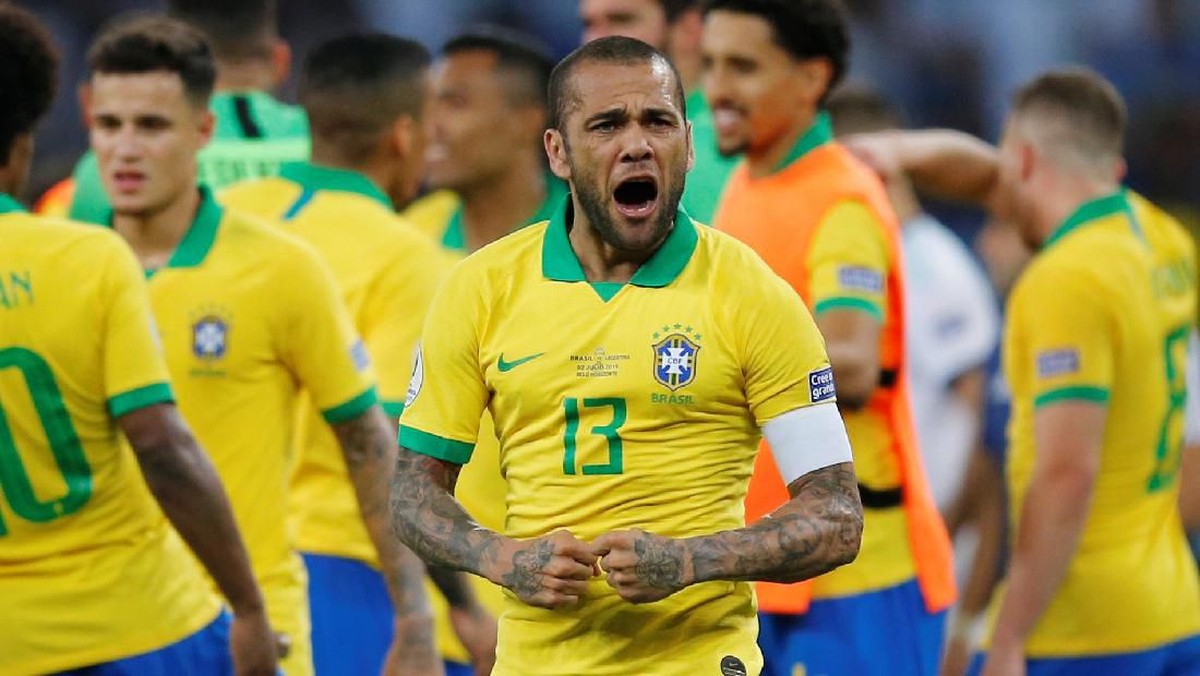 Dani Alves masih belum punya klub setelah pergi dari Paris Saint-Germain. (Foto: Luisa Gonzalez / Reuters)