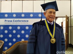 Mantan Bos Astra TP Rachmat Dianugerahi Gelar Doktor Kehormatan dari ITB