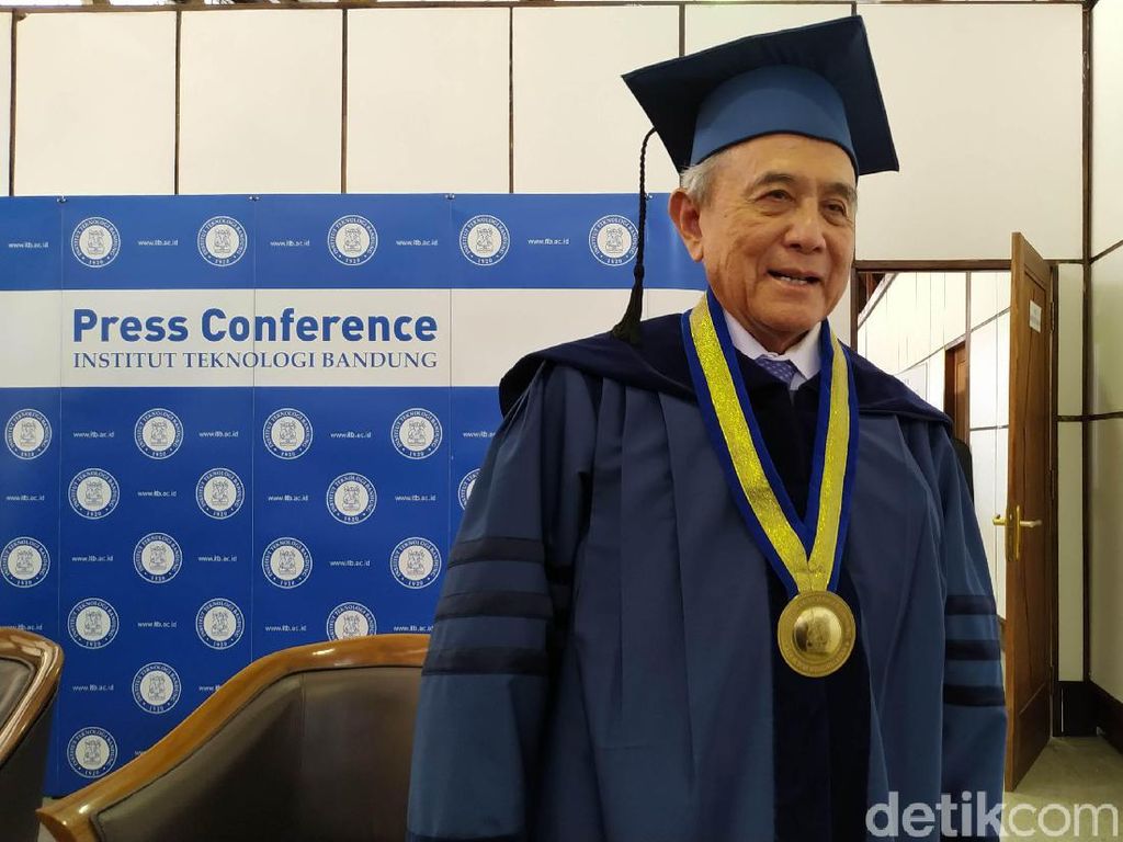 Mantan Bos Astra TP Rachmat Dianugerahi Gelar Doktor Kehormatan dari ITB Mantan Bos Astra TP Rachmat Dianugerahi Gelar Doktor Kehormatan dari ITB