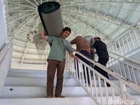 Proses pemasangan karpet baru