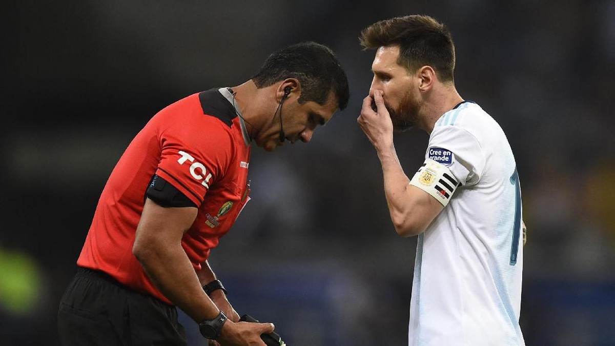 Lionel Messi ngamuk karena performa buruk wasit dalam laga Brasil vs Argentina. (Foto: Pedro Vilela / Getty Images)