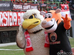 Maskot dari kedua klub tampak akur dan menyapa para suporter.