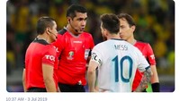 Messi protes meminta penalti di laga ini. Kalau di Barcelona mungkin bisa gampang dikasih, tapi ini beda lo. (Foto: Twitter)