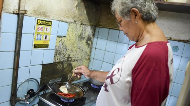 Warga memasak dengan menggunakan bahan bakar gas dari Perusahaan Gas Negara (PGN) di Rusun Kebon Kacang, Jakarta, Rabu (3/7/2019). Kementerian ESDM menargetkan jumlah Jaringan Gas (Jargas) rumah tangga akan mencapai 293.533 sambungan pada 2020. ANTARA FOTO/Nova Wahyudi/ama.