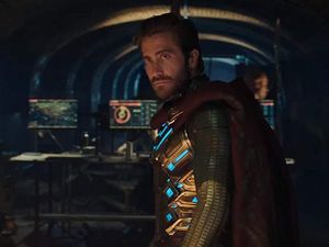 Jake Gyllenhaal Seperti Tercekik Pakai Kostum Mysterio