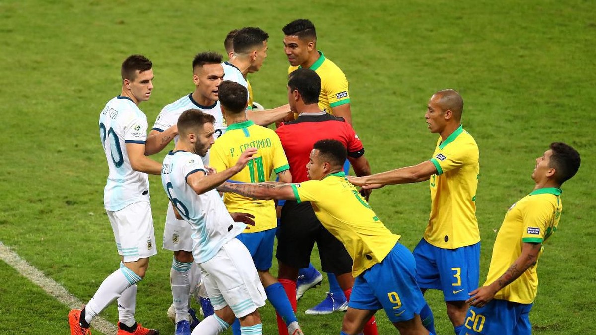 Laga antara Brasil vs Argentina memanas karena masalah VAR. (Foto: Pilar Olivares / Reuters)