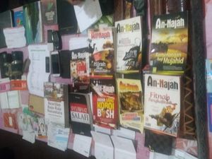 Sebuah Kardus Dibawa dari Rumah Terduga Teroris di Magetan, Apa Isinya? Sebuah Kardus Dibawa dari Rumah Terduga Teroris di Magetan, Apa Isinya?