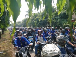 Gelar Demo, Buruh Blokir Jalan Kawasan Industri Krakatau Steel