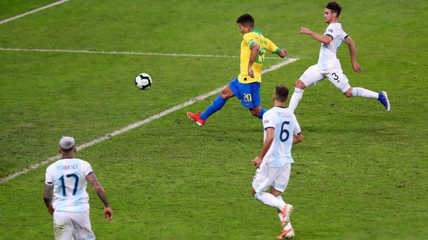 Gol Roberto Firmino memastikan kemenangan Brasil atas Argentina.